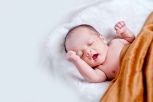תינוק מתמתח תוך כדי שינה
