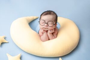 תינוק עם משקפיים ישן